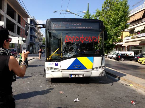 3.000 άτομα στην κηδεία του 19χρονου Θανάση Καναούτη - επίθεση σε λεωφορείο της ΕΘΕΛ
 - Media