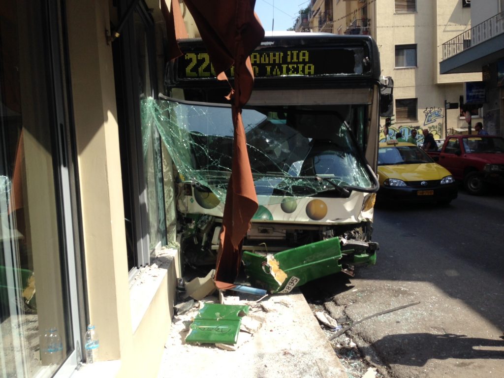 Λεωφορείο έπεσε σε καφετέρια στα Ιλίσια (Video + Photos) - Media