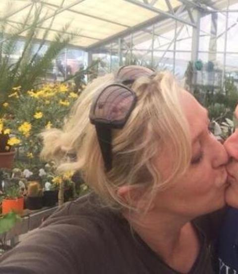 Δεν χωρίζει η Λεπέν αλλά… ανταλλάσσει «καυτά» φιλιά με Ολαντ, Ομπάμα, Σαρκοζί…(ΦΩΤΟ) - Media