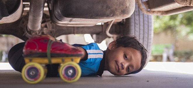 Δείτε πως ένα αγόρι περνά κάτω από 39 αυτοκίνητα σε λιγότερο από μισό λεπτό!(Video) - Media