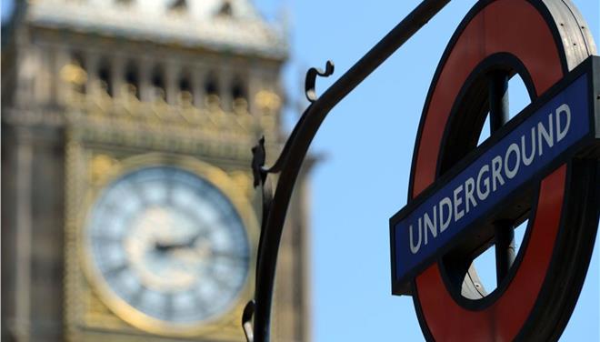 Ελληνικοί στίχοι στο μετρό του Λονδίνου - Media