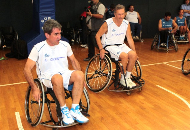 Λοβέρδος και Ιωαννίδης σε αναπηρικό αμαξίδιο παίζουν μπάσκετ! (ΦΩΤΟ) - Media