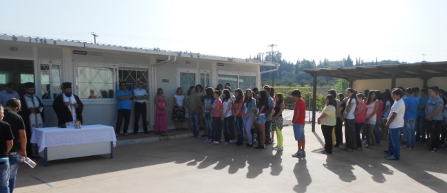 Ηλεία: Έκτος αγιασμός στα λυόμενα για καθηγητές και μαθητές - Media