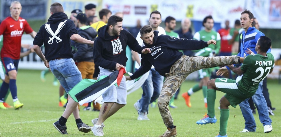 Νεαροί εισέβαλαν σε γήπεδο με σημαίες της Παλαιστίνης και ήρθαν στα χέρια με Ισραηλινούς παίκτες (Video) - Media