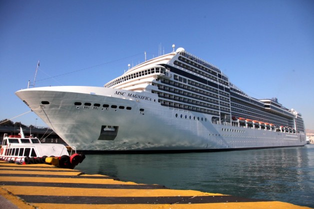 Πειραιάς: Πρόσκρουση κρουαζιεροπλοίου στον λιμενοβραχίονα
 - Media