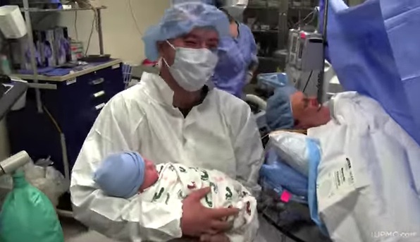 Δείτε τι κάνει αυτός ο μαιευτήρας αμέσως μόλις ξεγεννά κάποιο μωρό (Video) - Media