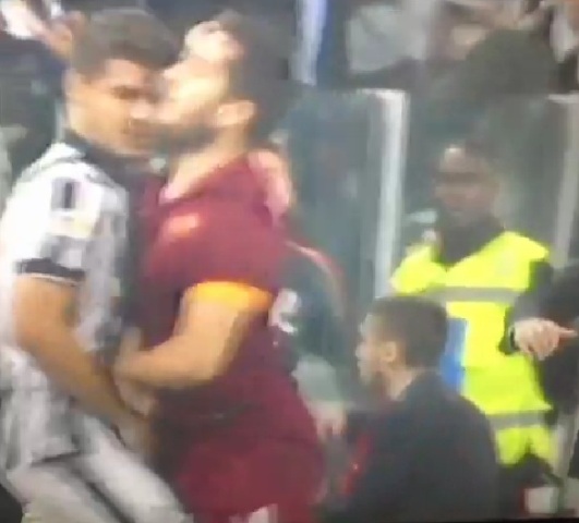 Κουτουλιά και αποβολή για τον Μανωλά στον αγώνα με τη Γιουβέντους (Video) - Media