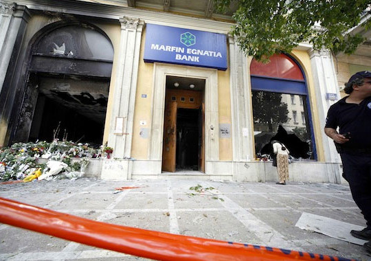 Ελεύθερος με όρους ο ένας κατηγορούμενος για τον εμπρησμό της Marfin - Media