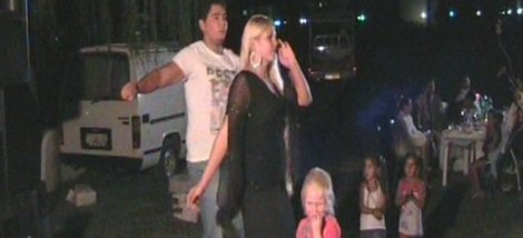 Βίντεο από Daily Mail που δείχνει την 4χρονη Μαρία να χορεύει σε καταυλισμό των Ρομά  - Media