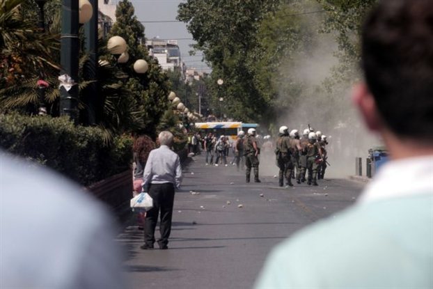 ΜΑΤ πέταξαν χειροβομβίδα κρότου λάμψης σε μικροπωλητές - Media