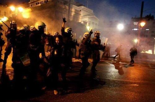 Αστυνομικός σε διαδηλώτρια: «Ήρθες στην πορεία, να πεθάνεις» - Media