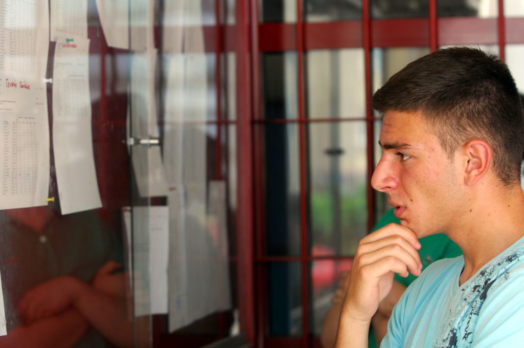 «Κύριε Στουρνάρα καταστρέφετε τα όνειρα χιλιάδων νέων» - Media