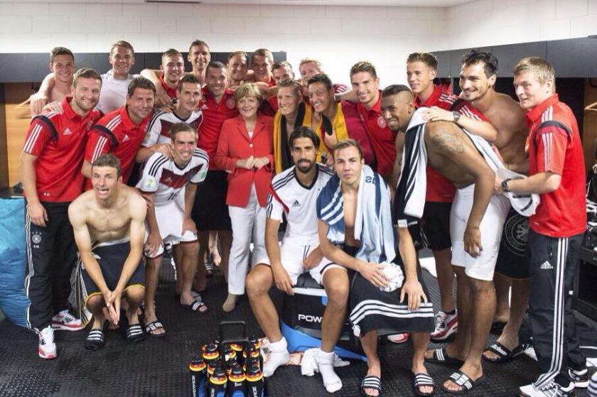 Η Μέρκελ, η «Nationalmannschaft» και οι… selfies (Photos) - Media