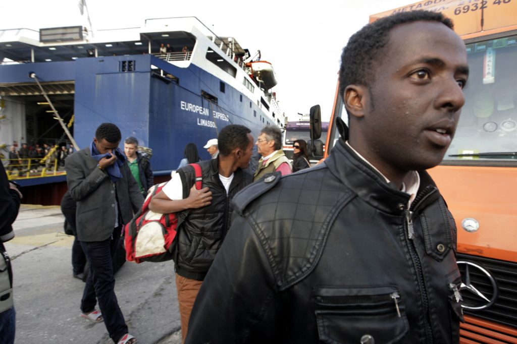 Στον Πειραιά έφτασαν οι διασωθέντες μετανάστες από το ναυάγιο στη Σάμο - Media