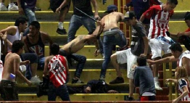 Μεξικό: Οπαδοί ξυλοκόπησαν αστυνομικούς σε γήπεδο! (Video) - Media