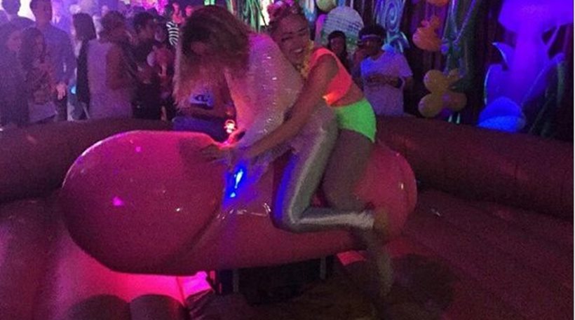 Η Μάιλι Σάιρους γιόρτασε τα γενέθλιά της topless (Video + Photos) - Media