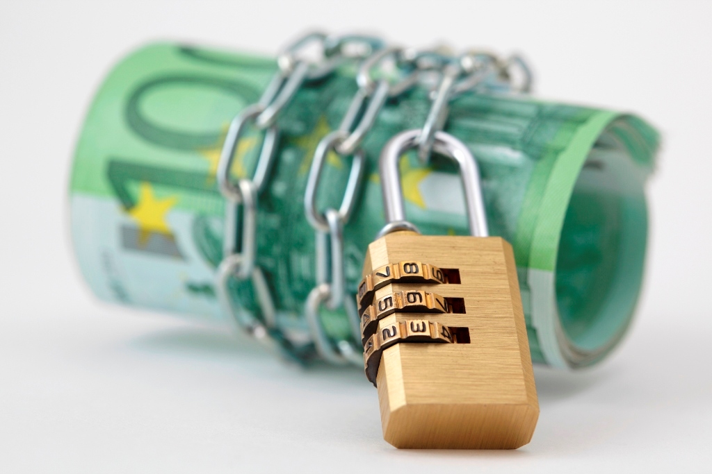 Αυξάνεται το ακατάσχετο μισθών, συντάξεων και καταθέσεων - Media