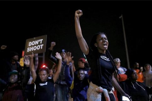 Πορεία χιλιάδων διαδηλωτών ενάντια της αστυνομικής βίας στο Σεντ Λούις - Media