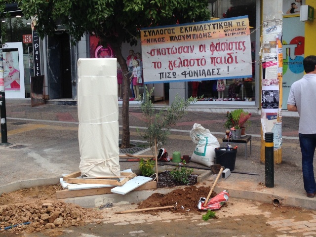 «Να πεθαίνεις όμορφα και όρθιος σε δημόσια θέα»: Το μνημείο του δολοφονημένου Παύλου Φύσσα - Media