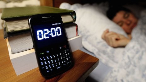 Τι μπορεί να πάθετε εάν κοιμάστε με το κινητό δίπλα σας; - Media