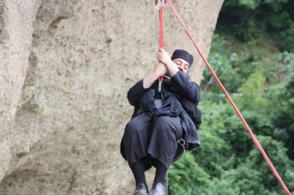 Μοναχοί σκαρφάλωσαν στα Μετέωρα για μια λειτουργία (Photos) - Media