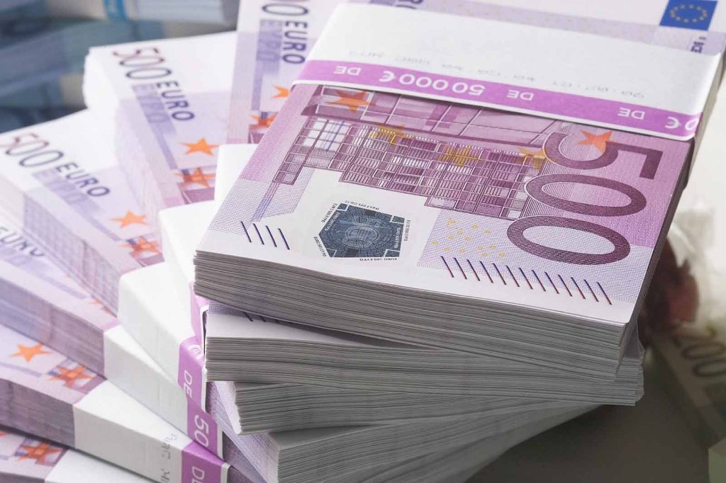 Πλεόνασμα 1,918 δισ. ευρώ στα έσοδα του 2015  - Media