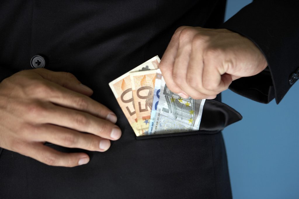 2013: Μείωση 6,2% του εισοδήματος των Ελλήνων - Media