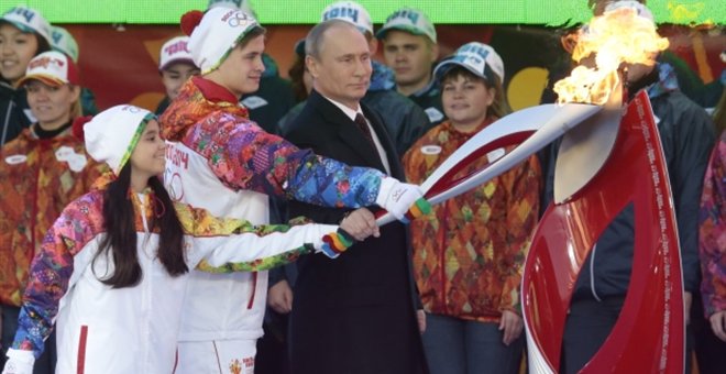 Άναψαν την Ολυμπιακή φλόγα με αναπτήρα (Video) - Media