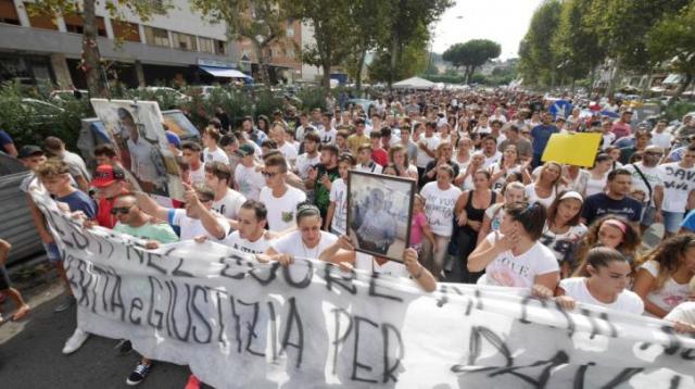 Διαδηλώσεις και συγκρούσεις στη Νάπολη για τη δολοφονία 17χρονου από αστυνομικό - Media