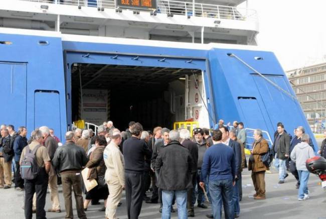 Νέες παρεμβάσεις σε πλοία από την ΠΕΝΕΝ για τα δεδουλευμένα - συλλήψεις ναυτεργατών - Media