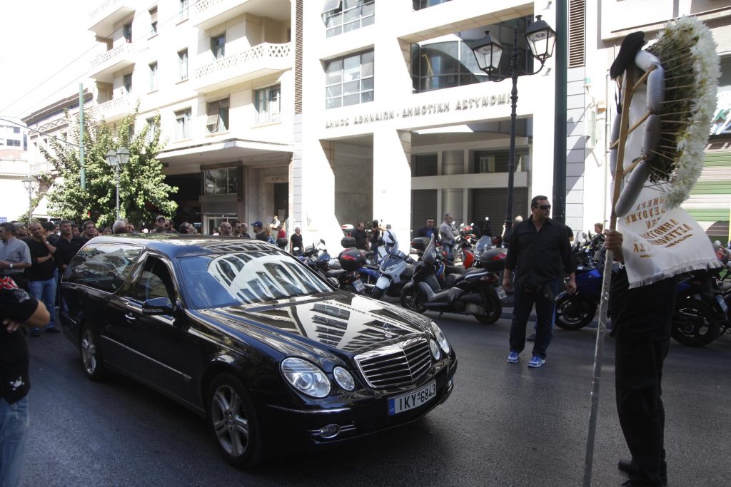 Νεκροφόρες και κηδειοστέφανα στην πορεία της ΠΟΕ – ΟΤΑ (Video) - Media