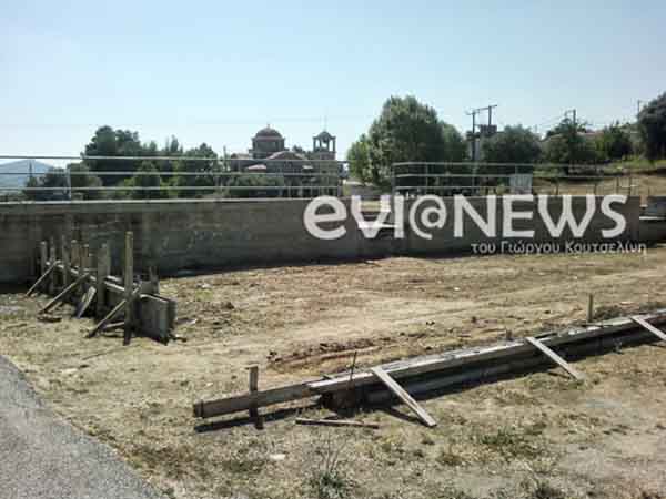 Φτιάχνουν παιδική χαρά δίπλα σε νεκροταφείο - Media