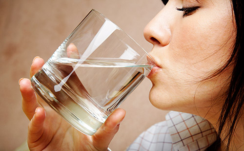 Διαβάστε τι μπορεί να πάθουμε εάν πίνουμε νερό το πρωί με άδειο στομάχι - Media