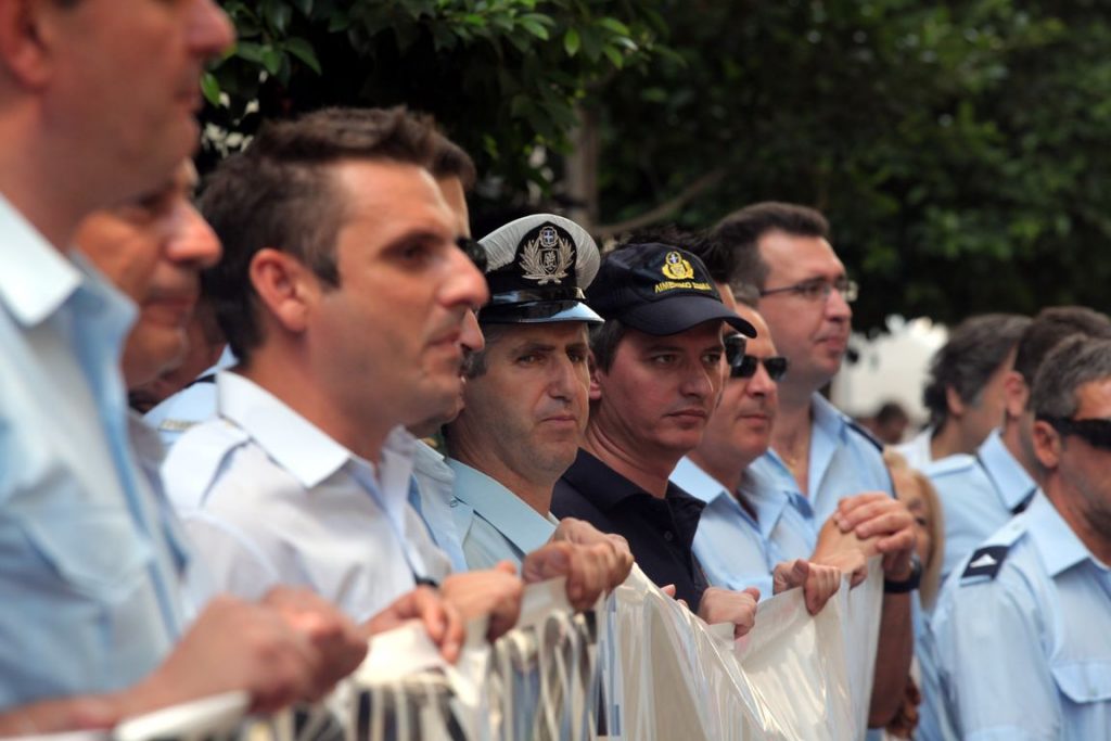 Οι ένστολοι διαμαρτύρονται - Media