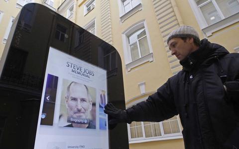 Γκρέμισαν το μνημείο του Στιβ Τζομπς γιατί ο επικεφαλής της Apple είναι ομοφυλόφιλος (Photo) - Media