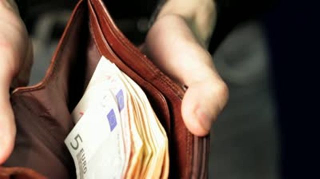 Πτώση 8% στο διαθέσιμο εισόδημα των νοικοκυριών - Media