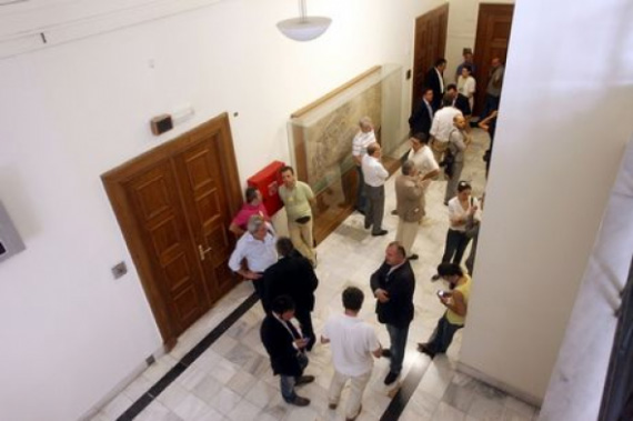 Απεσύρθη από τον Στουρνάρα η τροπολογία για τους υπαλλήλους της Βουλής - Media