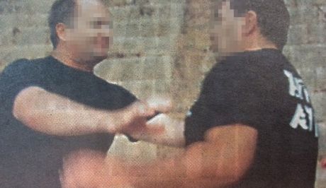 Αστυνομικός-εκπαιδευτής παραδίδει μαθήματα αυτοάμυνας σε χρυσαυγίτες (Photos) - Media