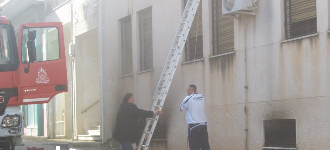 Ένας νεκρός από πυρκαγιά στο κτίριο του ΟΤΕ στην Κύμη - Media