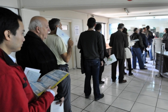 Ουρές σε ταχυδρομεία και τράπεζες για την καταβολή του ΕΝΦΙΑ – Ανοιχτά μέχρι το βράδυ τα καταστήματα των ΕΛΤΑ - Media