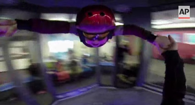 Παιδάκι με σπάνια ασθένεια έγινε Iron man και πέταξε (Video) - Media