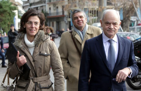 Βίαιη προσαγωγή των συγγενών του Παπακωνσταντίνου - Media