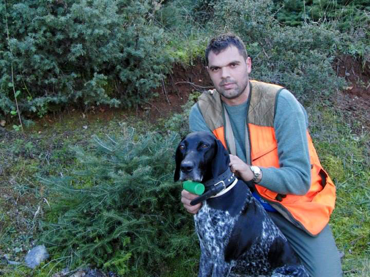 Ο Δ. Παπανικολάου διαφωνεί με φόντο τα κυνηγόσκυλα! - Media