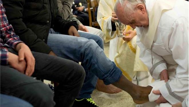Τα πόδια 12 ατόμων με ειδικές ανάγκες θα πλύνει ο Πάπας Φραγκίσκος - Media