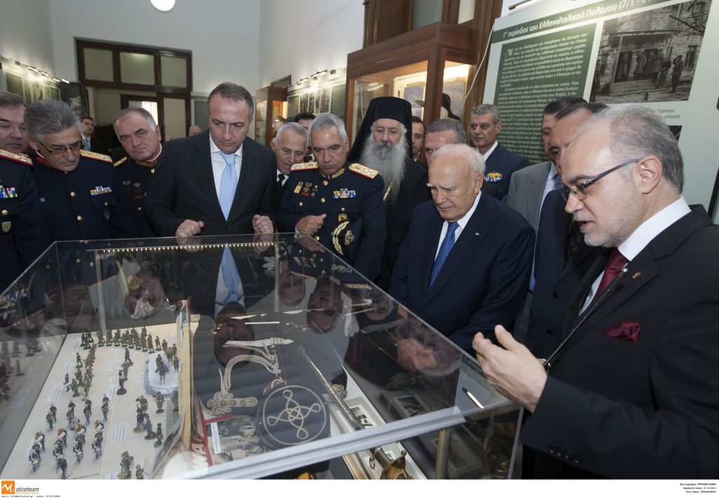 «Θα ξεπεράσουμε την κρίση» λέει ο Κάρολος Παπούλιας - Media