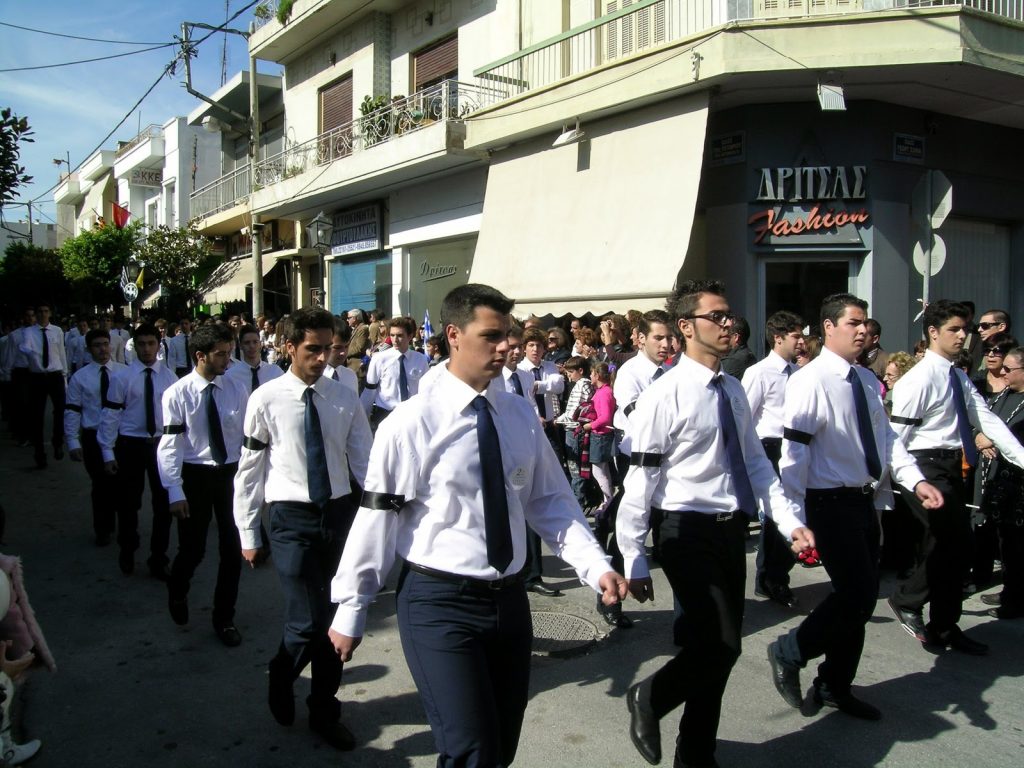 Παρέλαση με μαύρα περιβραχιόνια στην Ιεράπετρα - Media