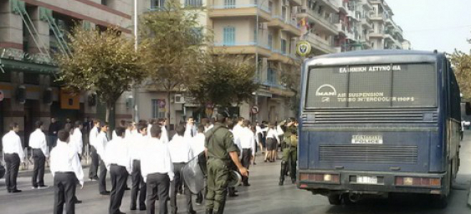 Θεσσαλονίκη: Μαθητική παρέλαση με ΜΑΤ και ένταση (Video) - Media