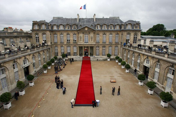 Γαλλία: «Θεατράρχης» προσπάθησε να εισβάλει στο προεδρικό μέγαρο με… αυτοκίνητο! - Media