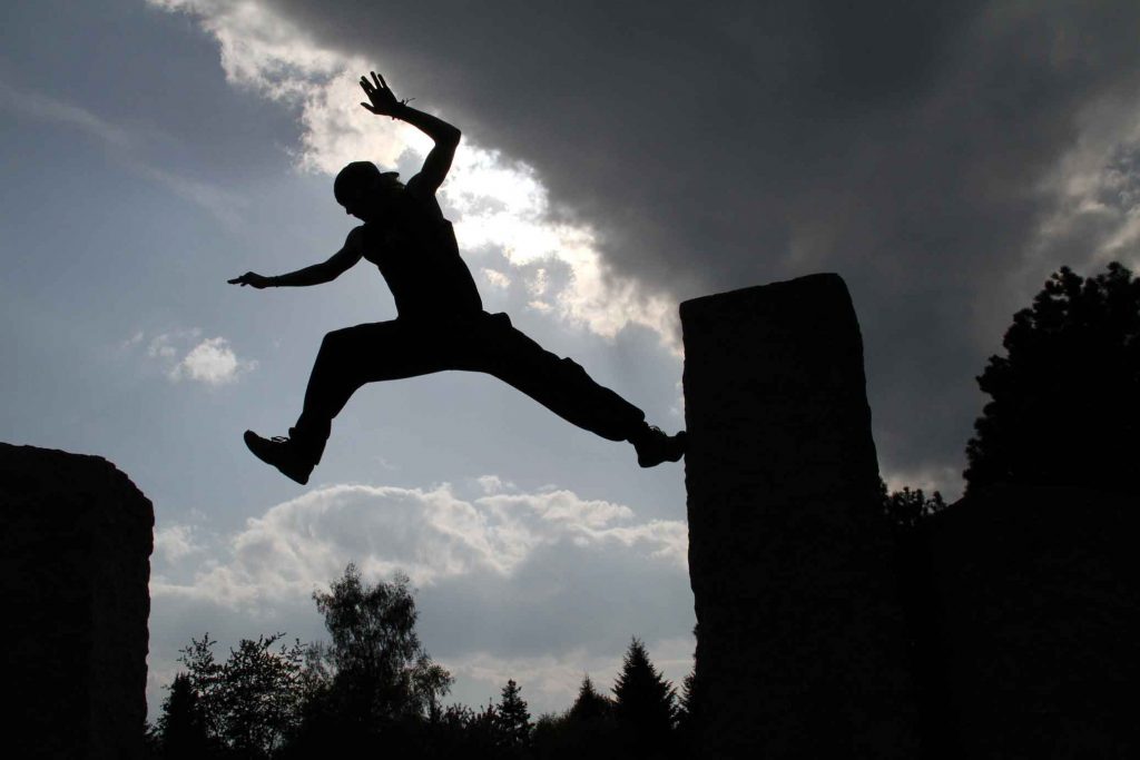 Στον εισαγγελέα δύο Ρώσοι που έκαναν parkour στον Παρθενώνα!!! - Media