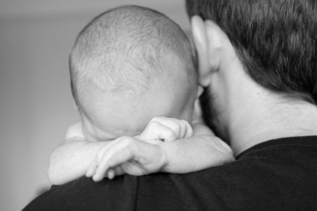 Η φωτογραφία που έγινε viral – Μωρό «άφησε το στίγμα του» πάνω στο χέρι του πατέρα του (Photos) - Media